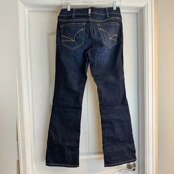 Ariat R.E.A.L. Mid Rise Arrow Fit Jocelyn Boot Cut Jean, size 27S - Picture 2 of 8